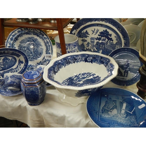 1190 - A good lot of blue & white china