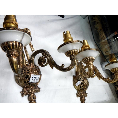 1218 - A pair of gilded wall lights.
Collect Only.