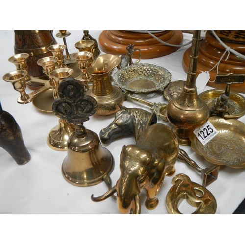 1225 - A selection of brassware