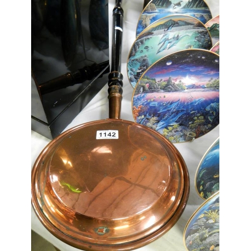 1142 - A Victorian copper warming pan