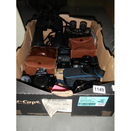 1149 - A collection of old cameras & 2 binoculars