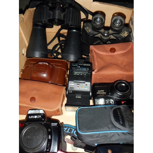 1149 - A collection of old cameras & 2 binoculars