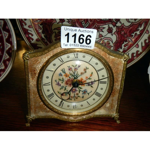 1166 - A small mantle clock in working order