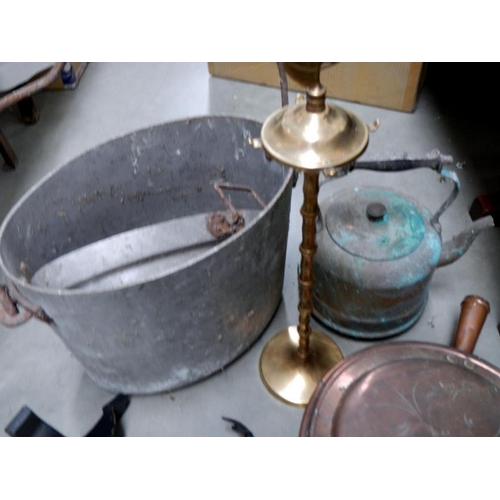 1200 - A box of old brass, copper ware & preserving pans etc.