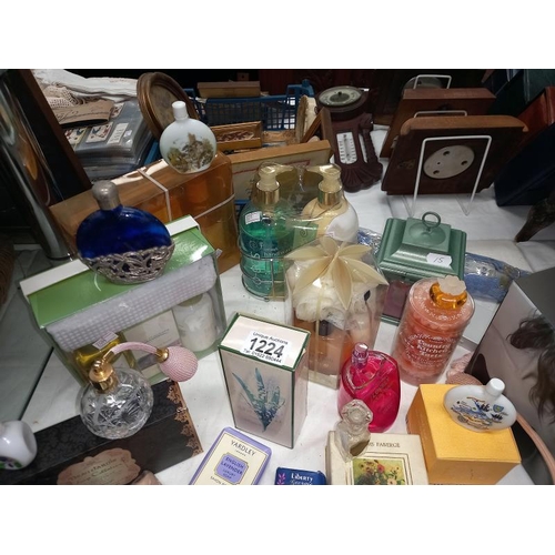 1224 - A quantity of new lady soaps perfume bottles.
Collect only