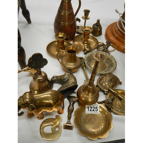 1225 - A selection of brassware