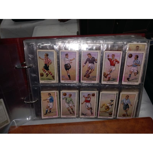 1235 - 5 albums containing tea cards, plus many sets