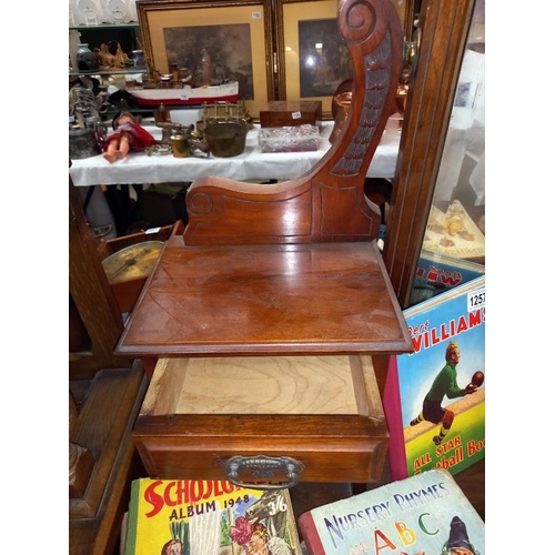 1256 - An Edwardian mahogany dressing table.
Collect Only.