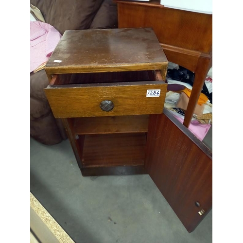 1286 - An oak bedside cabinet.
Collect Only.