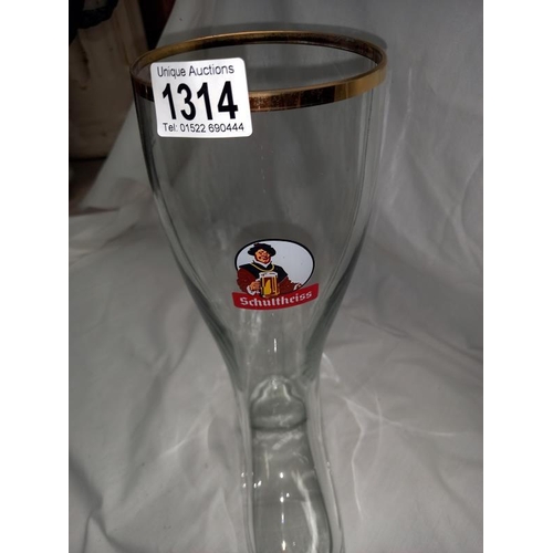 1314 - A glass Schultheiss Ale boot