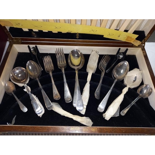 1315 - A cased canteen of cutlery