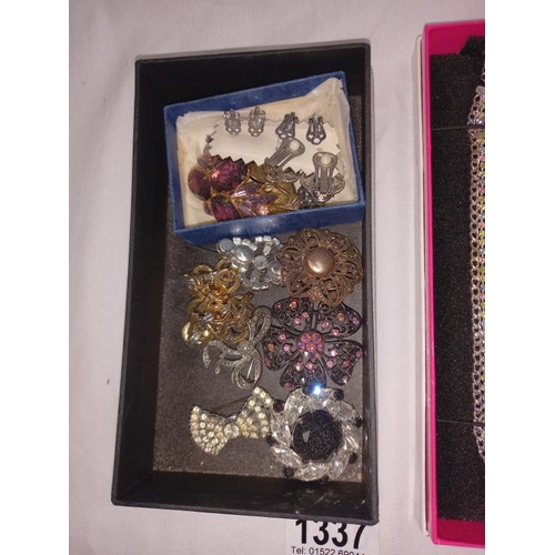 1337 - A tray of costume jewellery