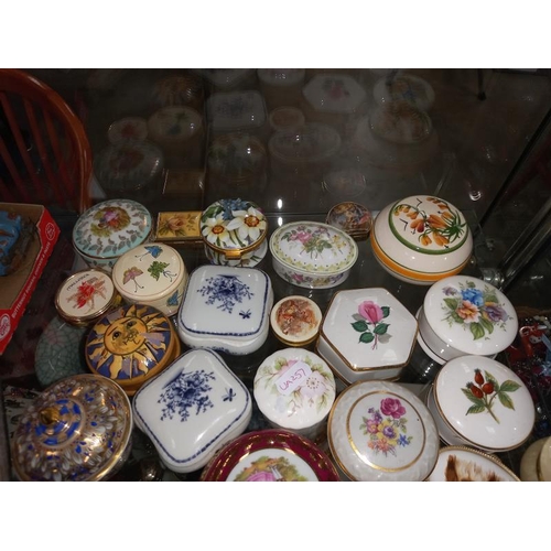 1341 - A collection of collectors trinket pots