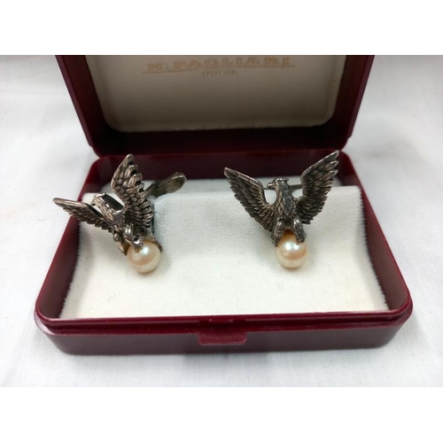 1360 - A pair of American Eagle cufflinks with eagles sitting on a pearl.