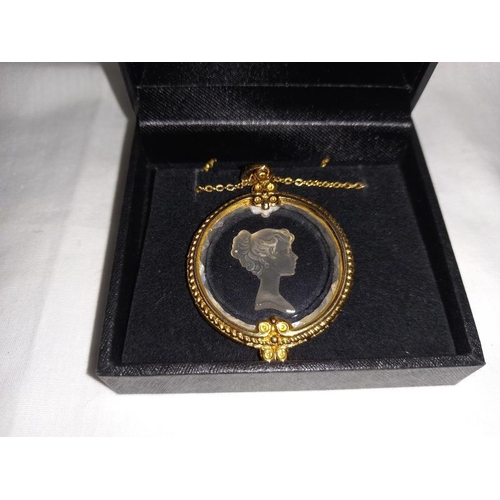 1361 - A Cameo engraved gilded necklace in a box. Excellent condition.