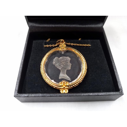 1361 - A Cameo engraved gilded necklace in a box. Excellent condition.