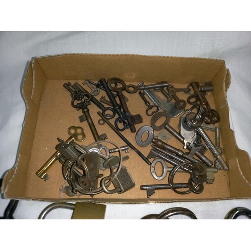 1366 - A tray of old metal keys & padlocks etc.