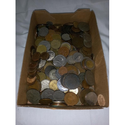 1376 - A heavy tray of coins