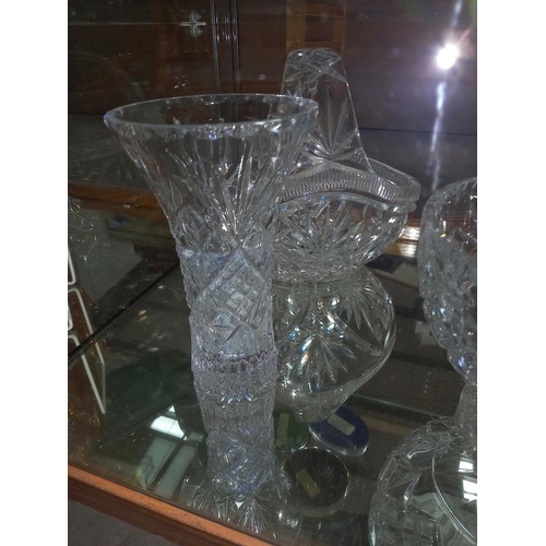 1379 - 5 good items of cut glass.
Collect Only.