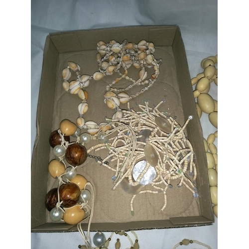 1389 - A tray of costume necklaces etc.