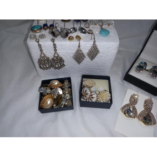 1413 - A quantity of nice earrings etc. in good condition. Approximately 30 pairs