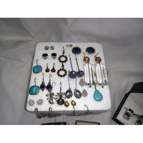 1413 - A quantity of nice earrings etc. in good condition. Approximately 30 pairs