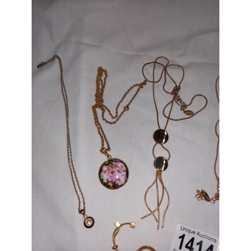 1414 - A selection of necklaces.