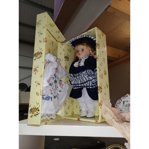 1419 - A shelf of collectors dolls