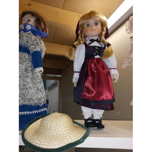 1419 - A shelf of collectors dolls