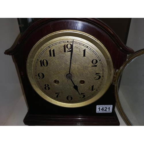 1421 - An early 20th century mantle clock in working order