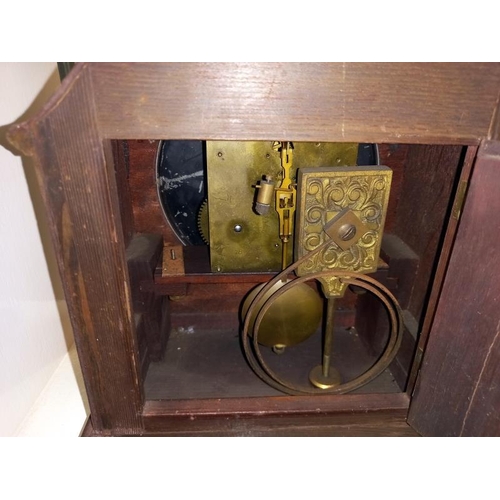 1421 - An early 20th century mantle clock in working order