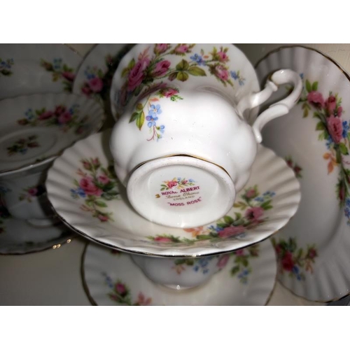 1424 - A Royal Albert Moss Rose tea set