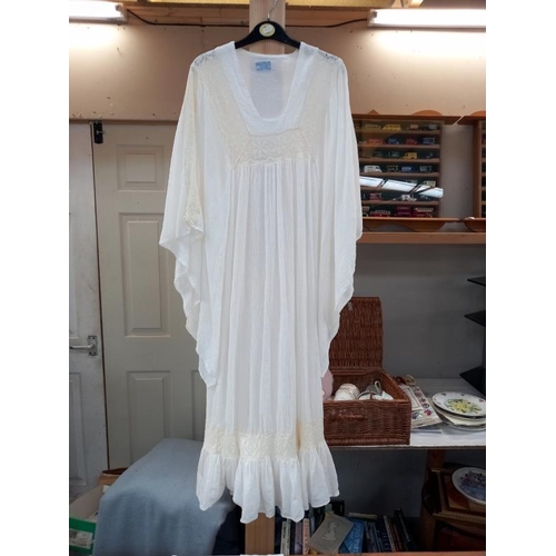 1428 - 3 items of white linen wear