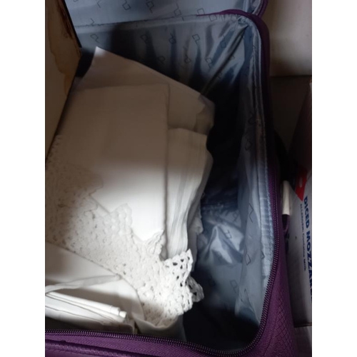 1441 - A large suitcase of linen & lace