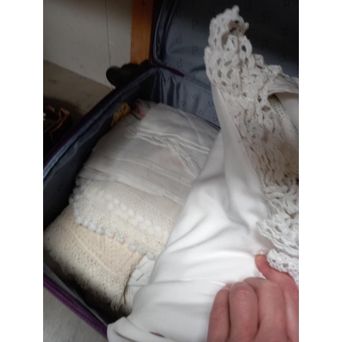 1441 - A large suitcase of linen & lace