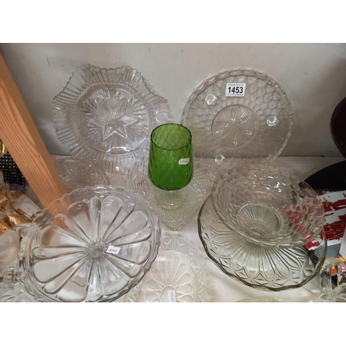 1453 - 14 pieces of assorted glassware.
Collect Only.