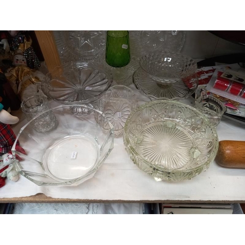 1453 - 14 pieces of assorted glassware.
Collect Only.