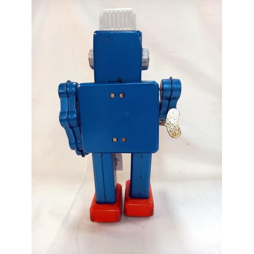 1485 - A tinplate clockwork walking robot