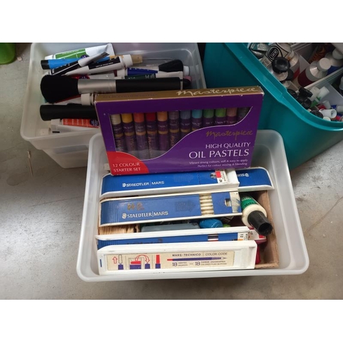 138 - A quantity of artist items including brushes and paints etc.