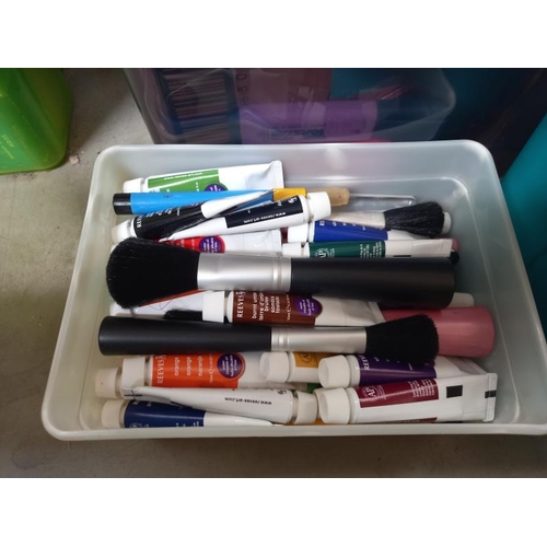 138 - A quantity of artist items including brushes and paints etc.