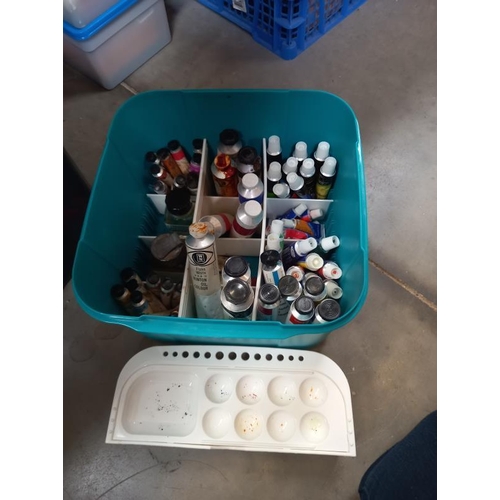 138 - A quantity of artist items including brushes and paints etc.