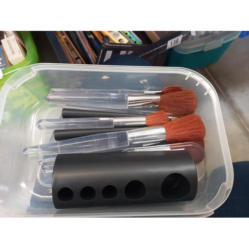 138 - A quantity of artist items including brushes and paints etc.