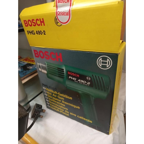 18 - A Bosch hot air gun & 2 halogen flood lamps. Collect only