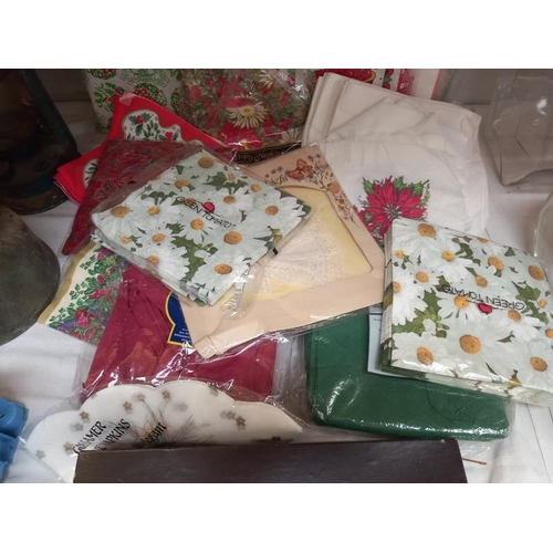 40 - A mixed lot of napkins, handkerchiefs, Xmas gift wrap, table mats etc.