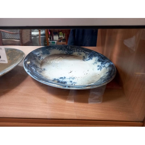 225 - A selection of old & new blue & white porcelain including meat platters, plates, bowls, jugs & cups ... 