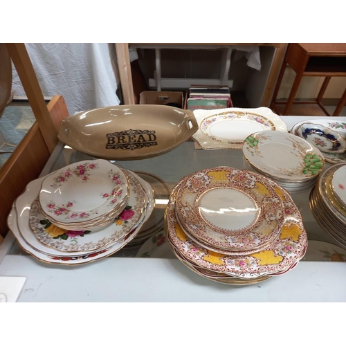 229 - A quantity of porcelain plates, dishes & vases etc.