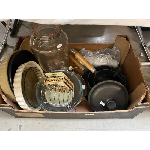 427 - A box of mixed kitchenalia