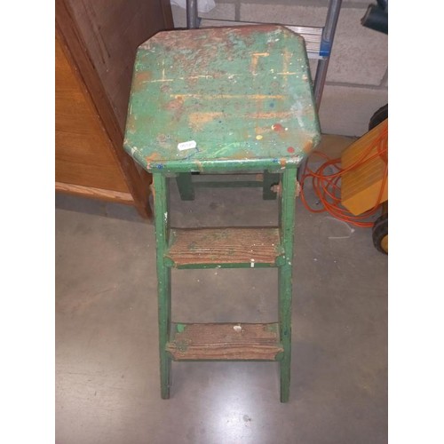 281 - A small green folding wooden step ladder & metal steps