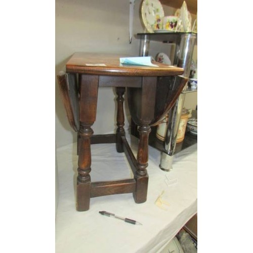 23 - A small oak drop side table. COLLECT ONLY.
