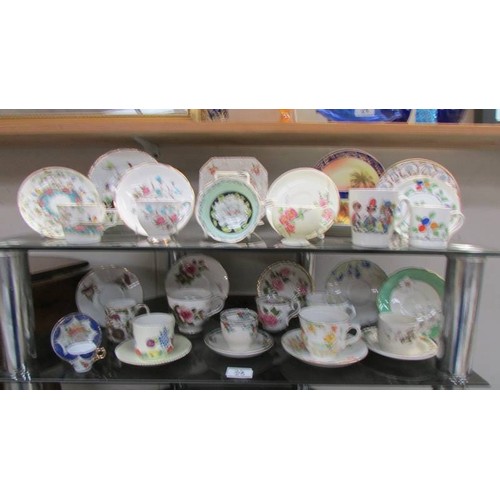 25 - A mixed lot of tea cups and saucers.